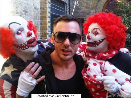 ce privireee, 10 :nebun: 
cui ii e frica de clovni? :rotfl: da nota la poza